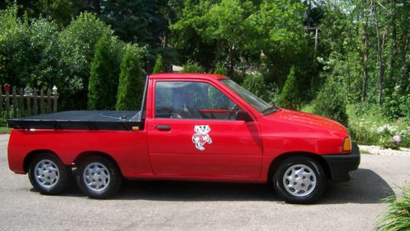 Illustration for article titled Ford Festiva 6-Wheel Pickup Looks Like Something Out Of A Cute LEGO Set